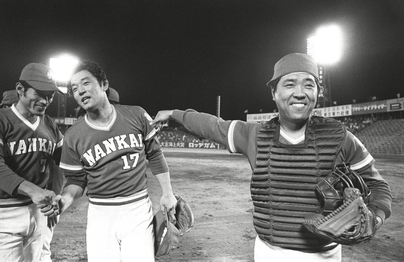 ロッテ対南海11山内新一投手の後を受けてリリーフした江夏豊（左）は野村克也監督に迎えられる