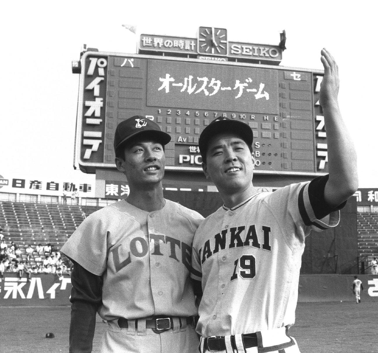 オールスター戦の試合前に東京の成田文男（左）と話す野村克也氏（1971年7月20日撮影）
