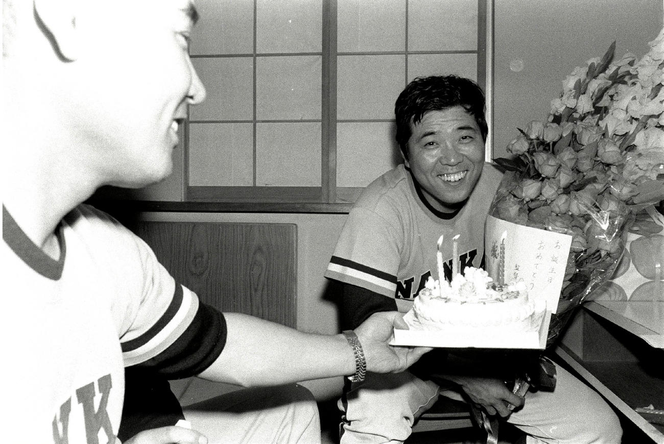 試合終了後、宿舎で38歳の誕生日ケーキを贈られる野村克也氏