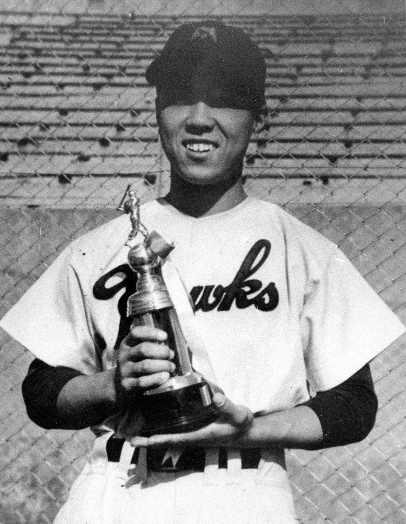 野村克也写真館　ウエスタンリーグで打率第2位に入りトロフィーを手に笑顔をみせる野村克也氏（1955年撮影）