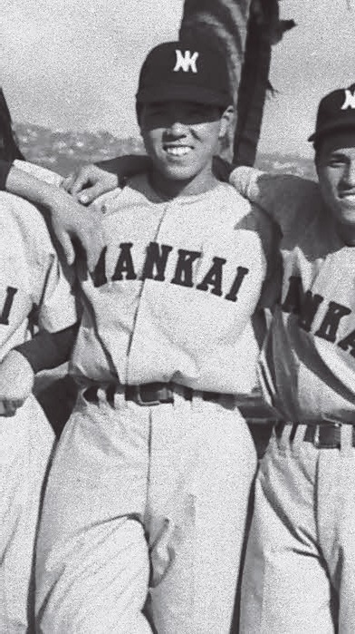 ハワイ・キャンプ　ヤシの木下で記念写真に納まった南海ホークスの野村克也氏（1956年02月12日撮影）