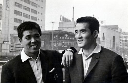 初めてパ・リーグの最高殊勲選手（MVP）に選出されセ・リーグの最高殊勲選手（MVP）、長嶋茂雄（右）と新橋の街頭で笑顔を見せる野村克也氏（1961年10月撮影）