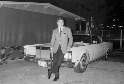愛車「リンカーンコンチネンタル　マール3」と写真に納まる南海野村克也氏（1970年10月撮影）