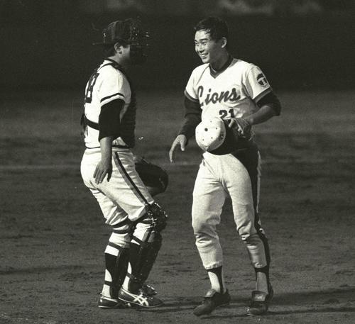 1973年オールスター第2戦　笑顔の東尾修投手（太平洋　右）と野村克也捕手（1973年7月22日撮影）