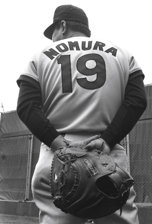 鹿児島キャンプ、ブルペンに立つ野村克也氏（1978年2月撮影）