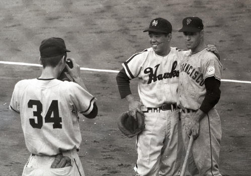 1960年日米野球　全日本対ジャイアンツ　ジャイアンツのドン・ブラッシングゲーム（ブレイザー）と記念撮影する南海・野村克也捕手（右）。撮影者は国鉄・金田正一投手＝1960年、広島市民球場サンフランシスコ・ジャイアンツ