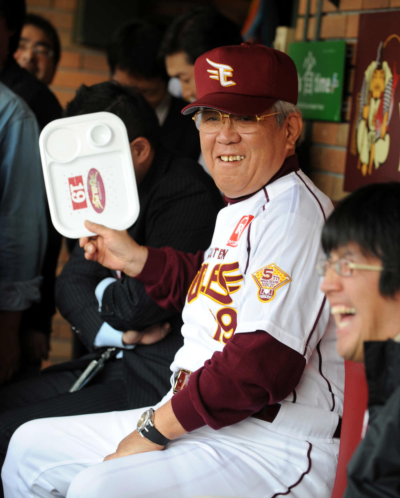 試合前、自慢の「お茶のプレート」を持つ野村克也監督（2009年10月17日撮影）