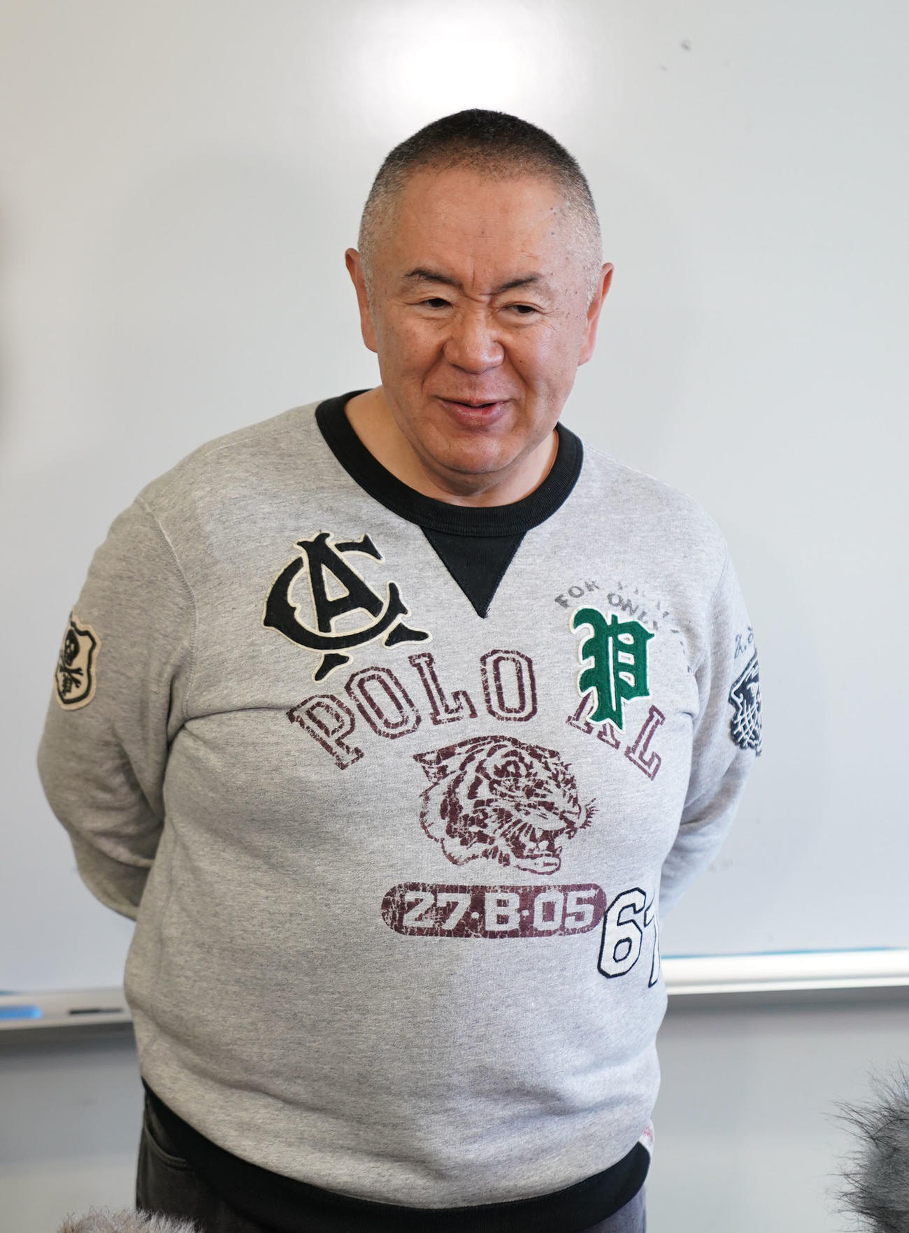 取材に応じる松村邦洋（撮影・森本幸一）
