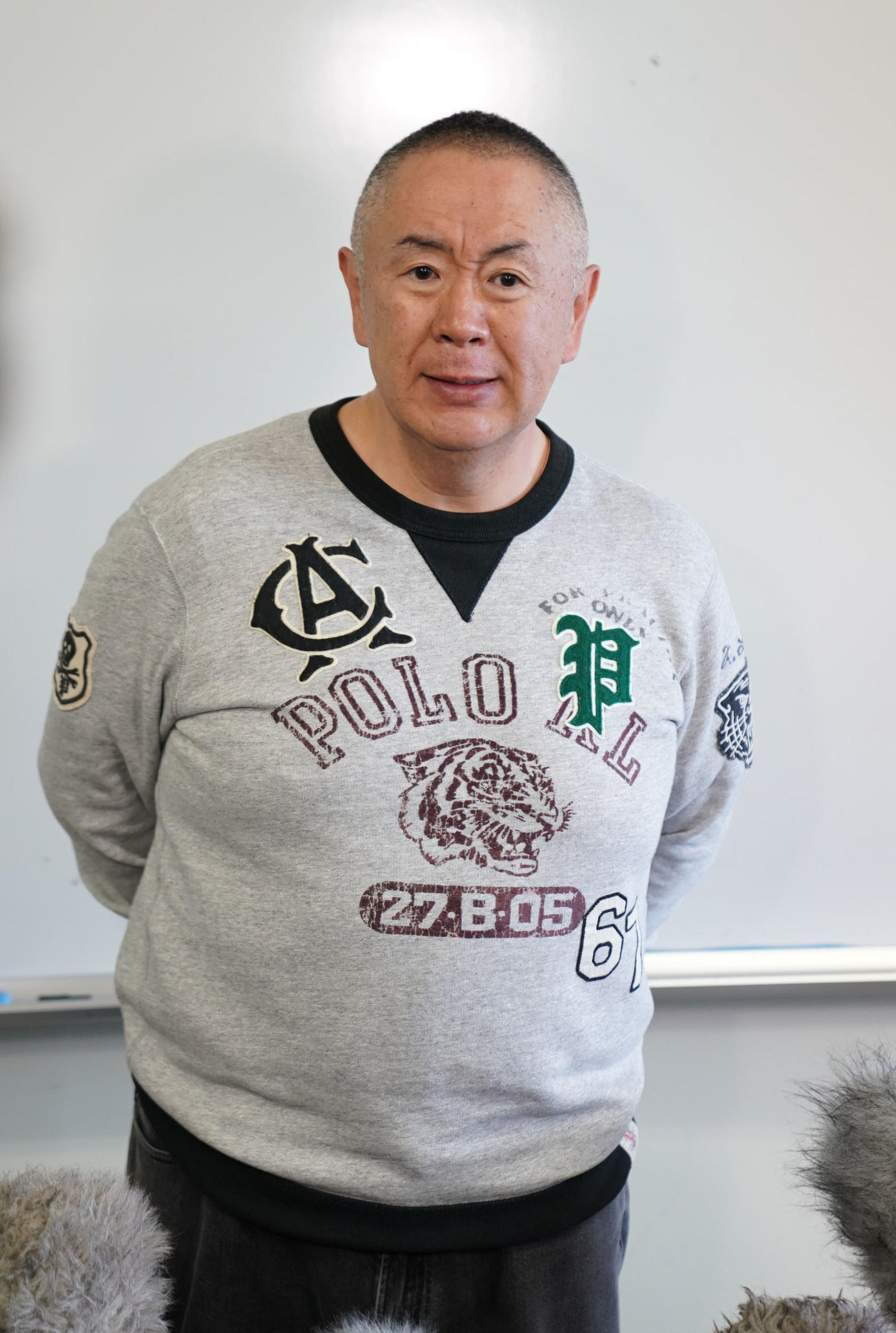 取材に応じる松村邦洋（撮影・森本幸一）