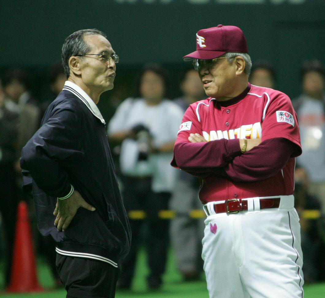 ソフトバンク対楽天20回戦　野村克也監督にあいさつに行き、そのまま話し込む王貞治監督＝福岡ヤフードーム（2006年9月撮影）