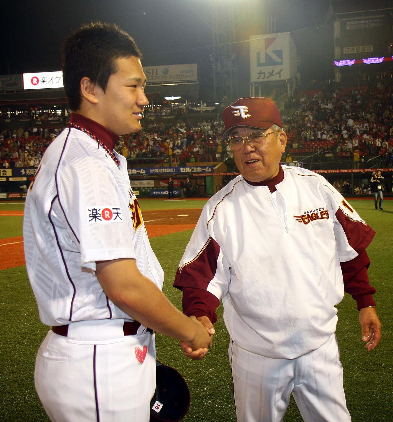 試合後、楽天野村克也監督（右）と握手をする田中将大（2007年6月撮影）