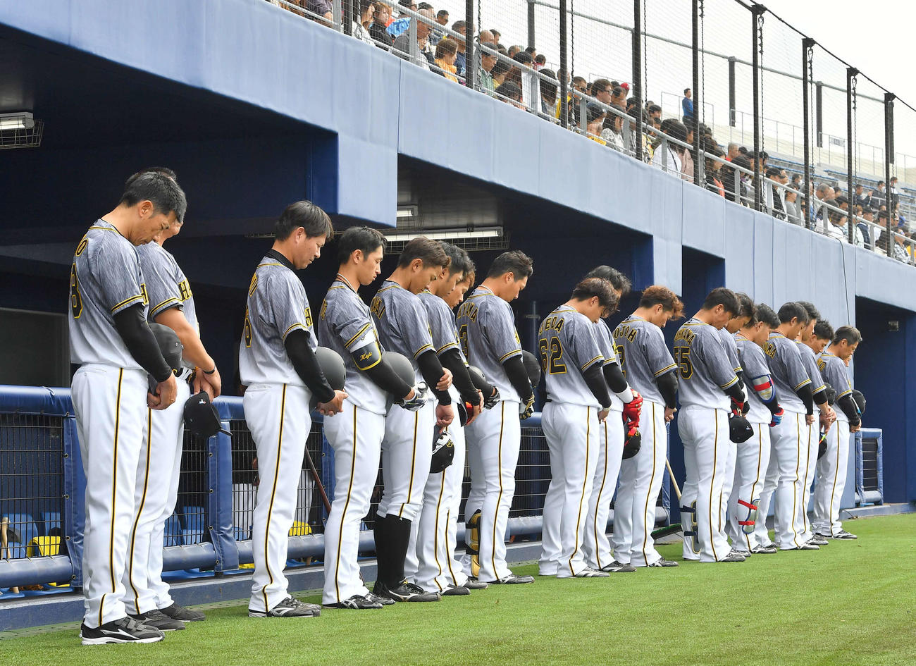 日本ハム対阪神練習試合　亡くなった野村克也氏に黙とうをささげる矢野燿大監督（左）ら阪神ナイン（撮影・上田博志）