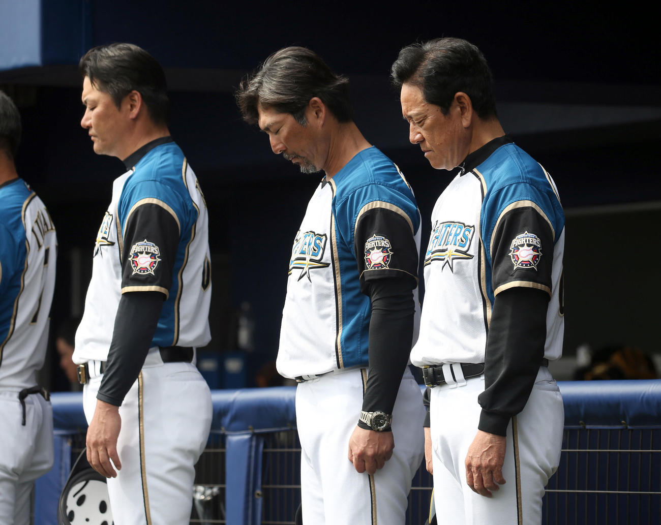 日本ハム対阪神　試合前、野村克也さんを悼み黙祷をする左から日本ハム金子コーチ、小笠原コーチ、栗山監督（撮影・佐藤翔太）