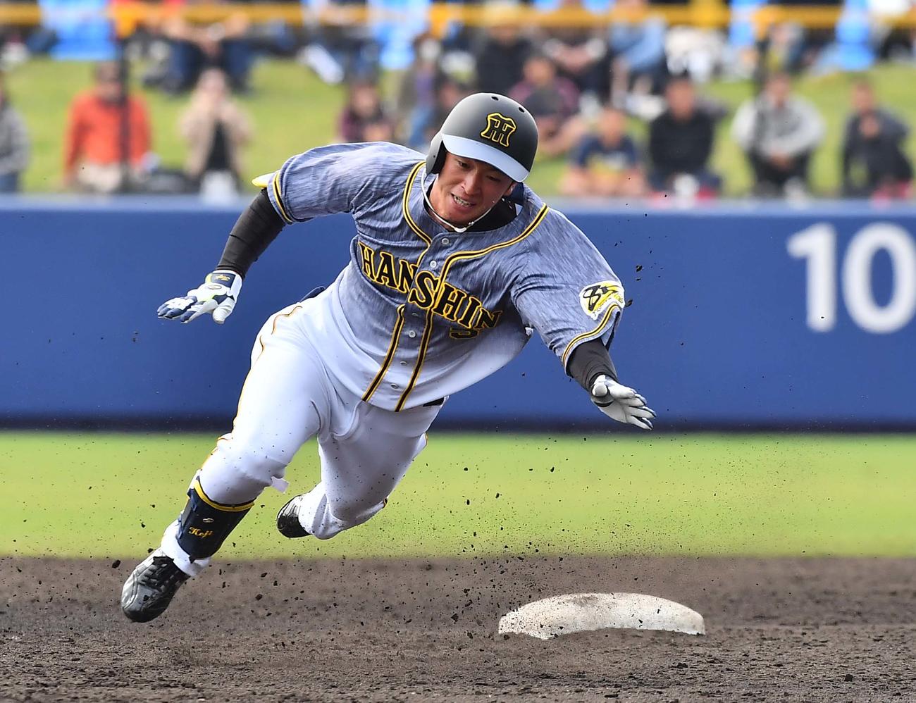 日本ハム対阪神練習試合　4回表阪神2死二、三塁、右翼線へ適時二塁打を放った近本光司は二塁を回った所で足を滑らせる（撮影・上田博志）