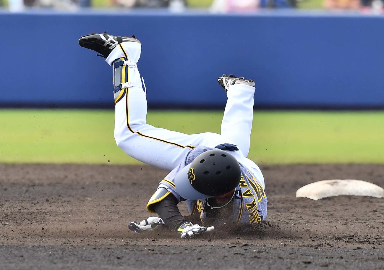 日本ハム対阪神練習試合　4回表阪神2死二、三塁、右翼線へ適時二塁打を放った近本光司は二塁を回った所で足を滑らせる（撮影・上田博志）