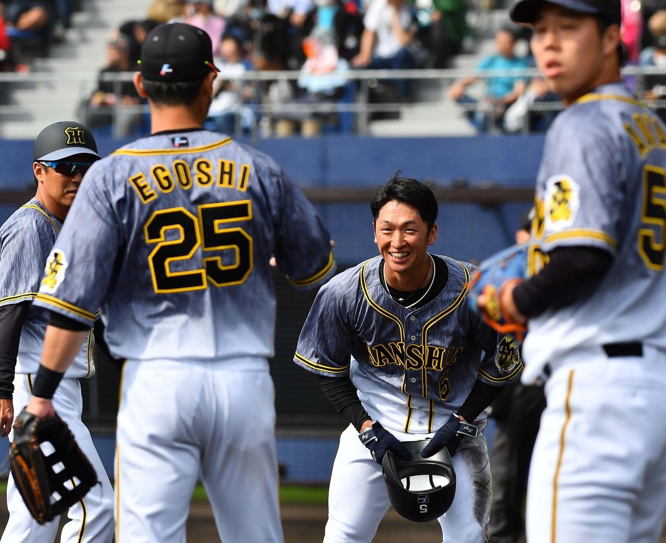 日本ハム対阪神練習試合　4回表阪神2死二、三塁、ファウルを当てた近本光司（中央）は江越大賀に謝る（撮影・上田博志）