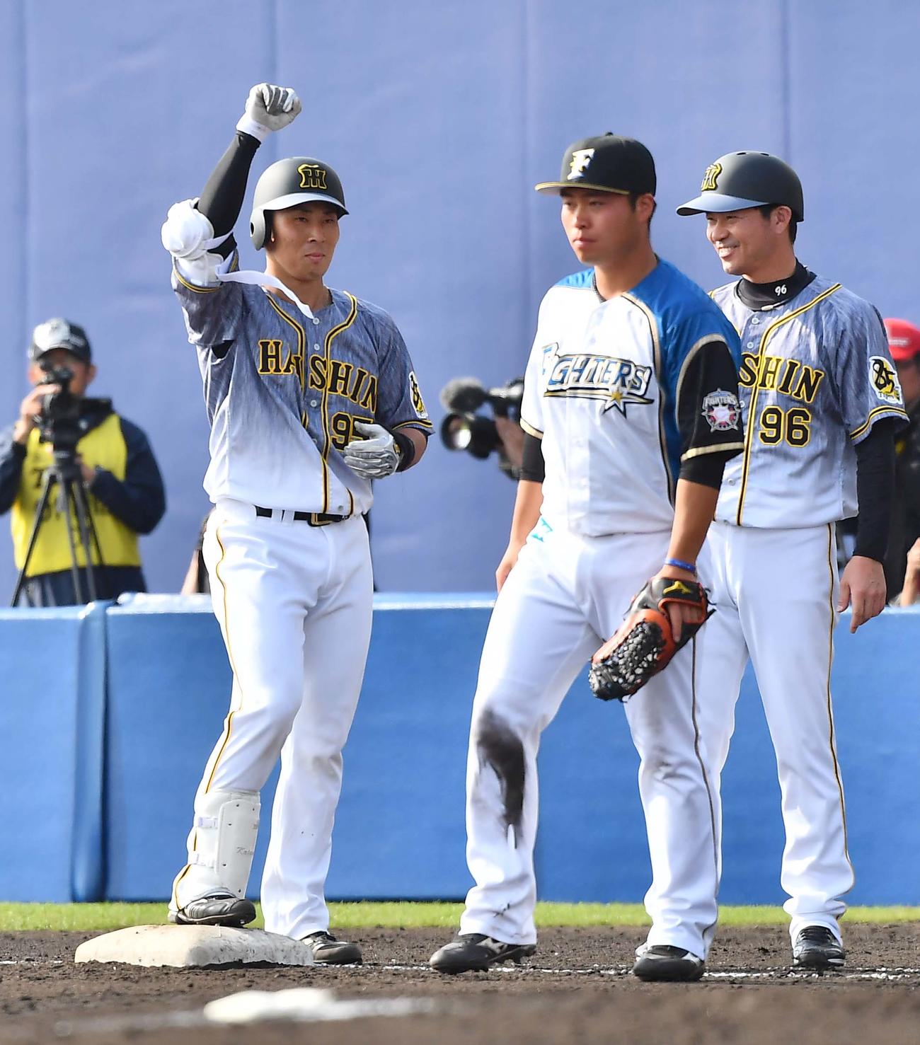 日本ハム対阪神練習試合　7回表阪神無死一塁、左前安打を放ちガッツポーズする片山雄哉（撮影・上田博志）