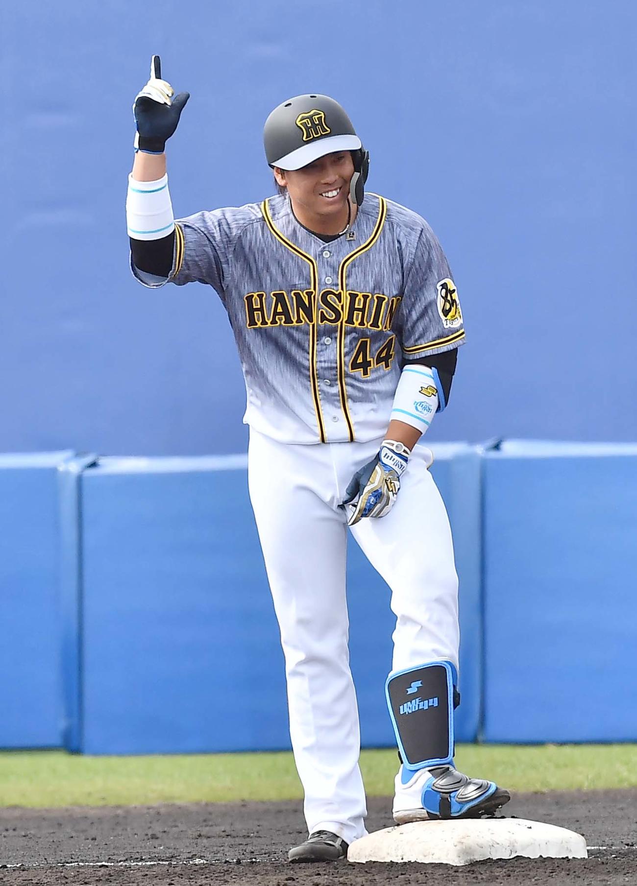 日本ハム対阪神練習試合　2回表阪神1死一、二塁、中前に先制適時打を放った梅野隆太郎（撮影・上田博志）