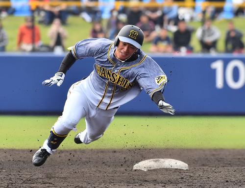 日本ハム対阪神練習試合　4回表阪神2死二、三塁、右翼線へ適時二塁打を放った近本光司は二塁を回った所で足を滑らせる（撮影・上田博志）