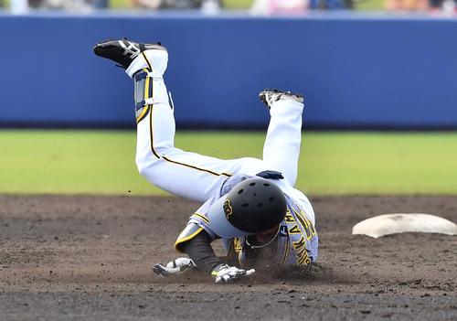 日本ハム対阪神練習試合　4回表阪神2死二、三塁、右翼線へ適時二塁打を放った近本光司は二塁を回った所で足を滑らせる（撮影・上田博志）