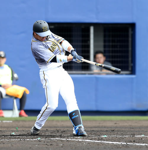 日本ハム対阪神　2回表阪神1死一、二塁、先制となる中前適時打を放つ阪神梅野（撮影・佐藤翔太）
