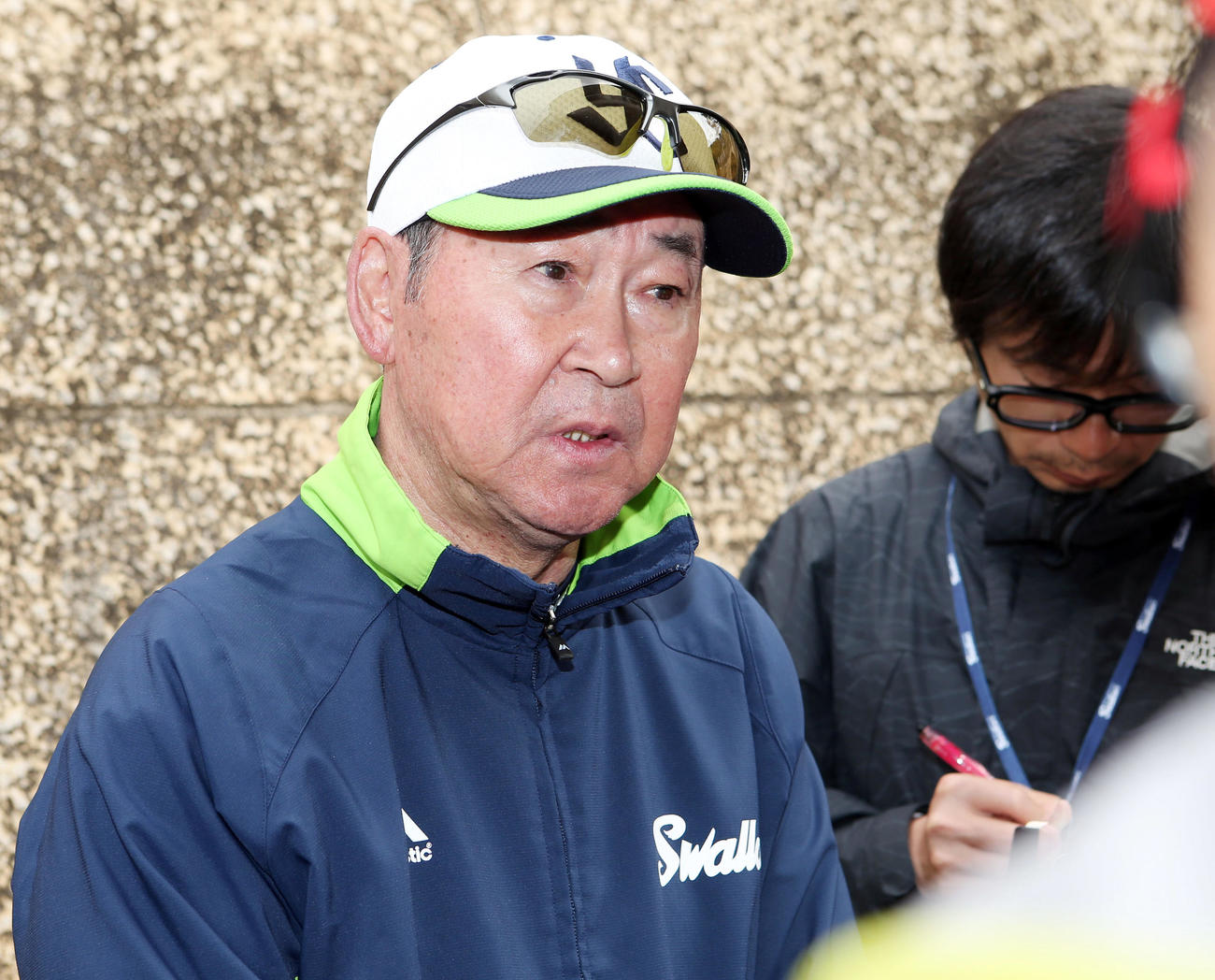 亡くなった野村氏の思い出を語る若松氏（撮影・狩俣裕三）