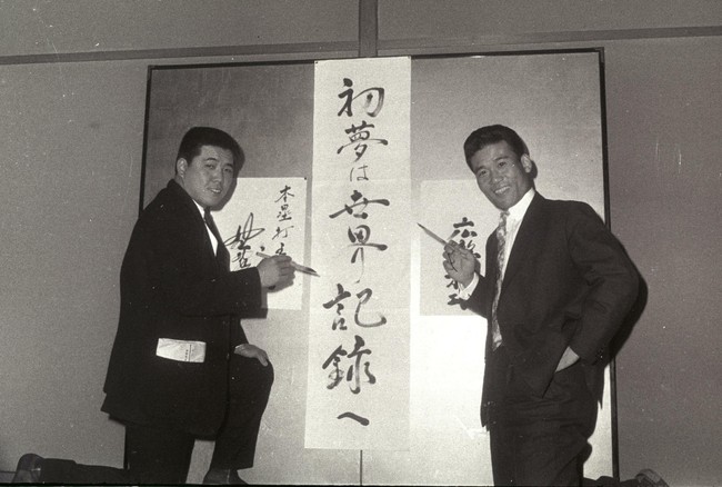 南海・野村克也捕手（左）と広瀬叔功外野手（64年12月撮影）