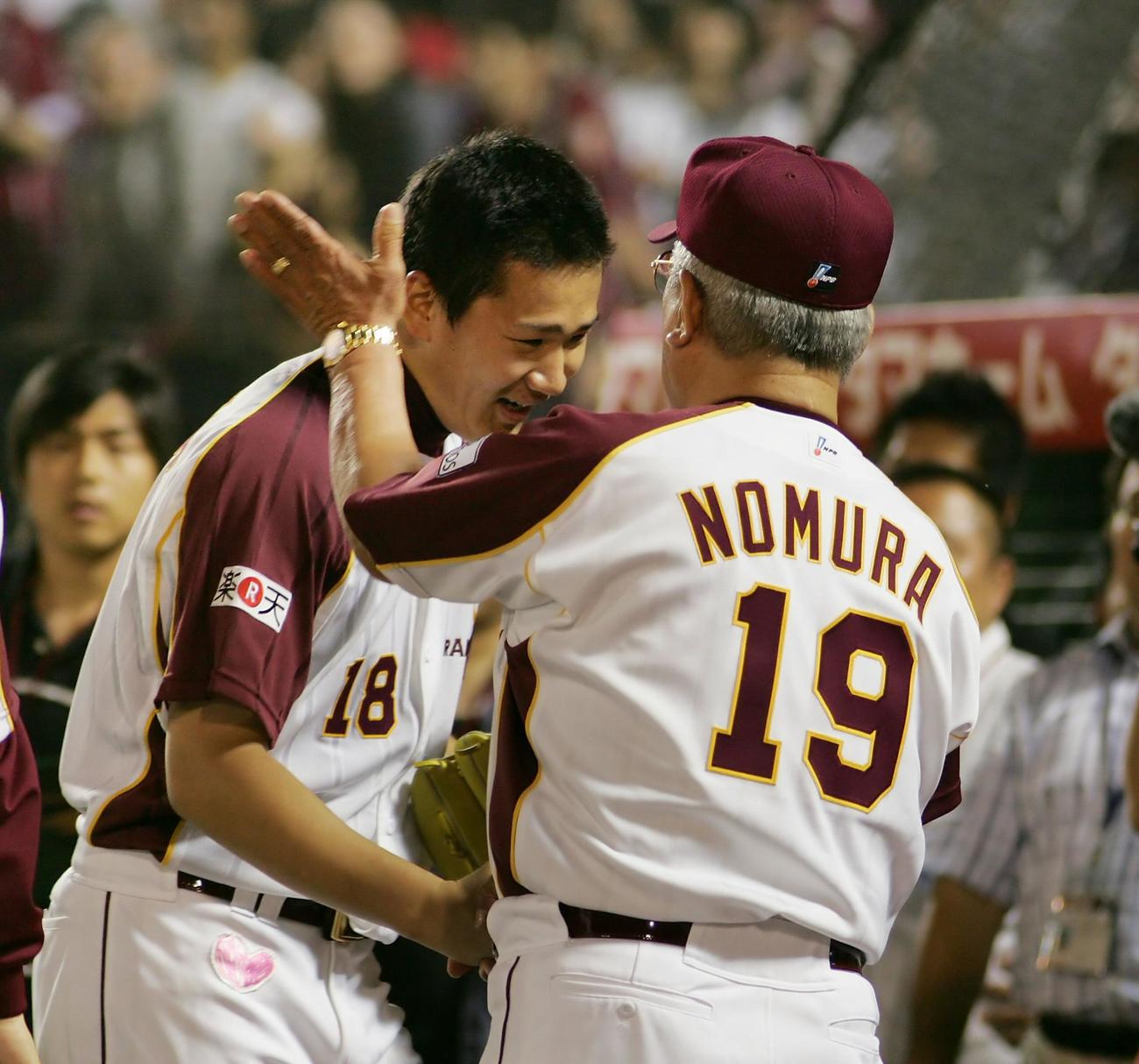 07年6月13日、初完封勝利でほめられるはずの楽天田中将大（左）だったが野村克也監督にはたかれ苦笑い