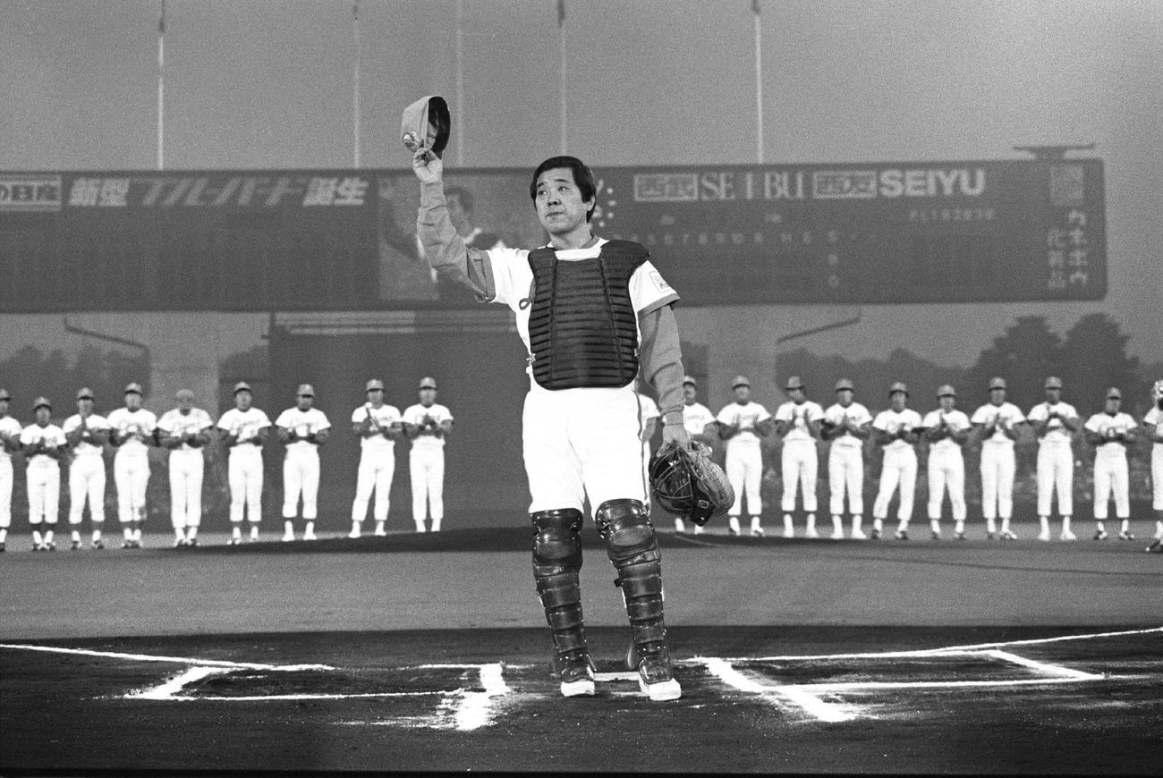 80年の引退式でファンに手を挙げて挨拶する野村克也氏