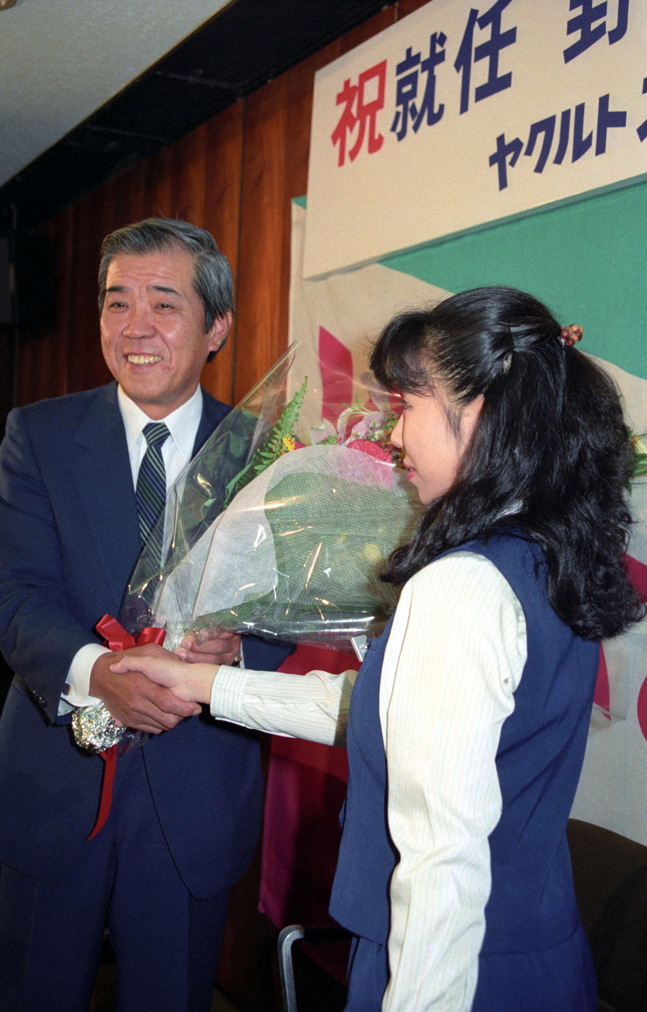 ヤクルト監督就任会見で、花束を渡され笑顔を見せる野村克也監督＝1989年10月19日