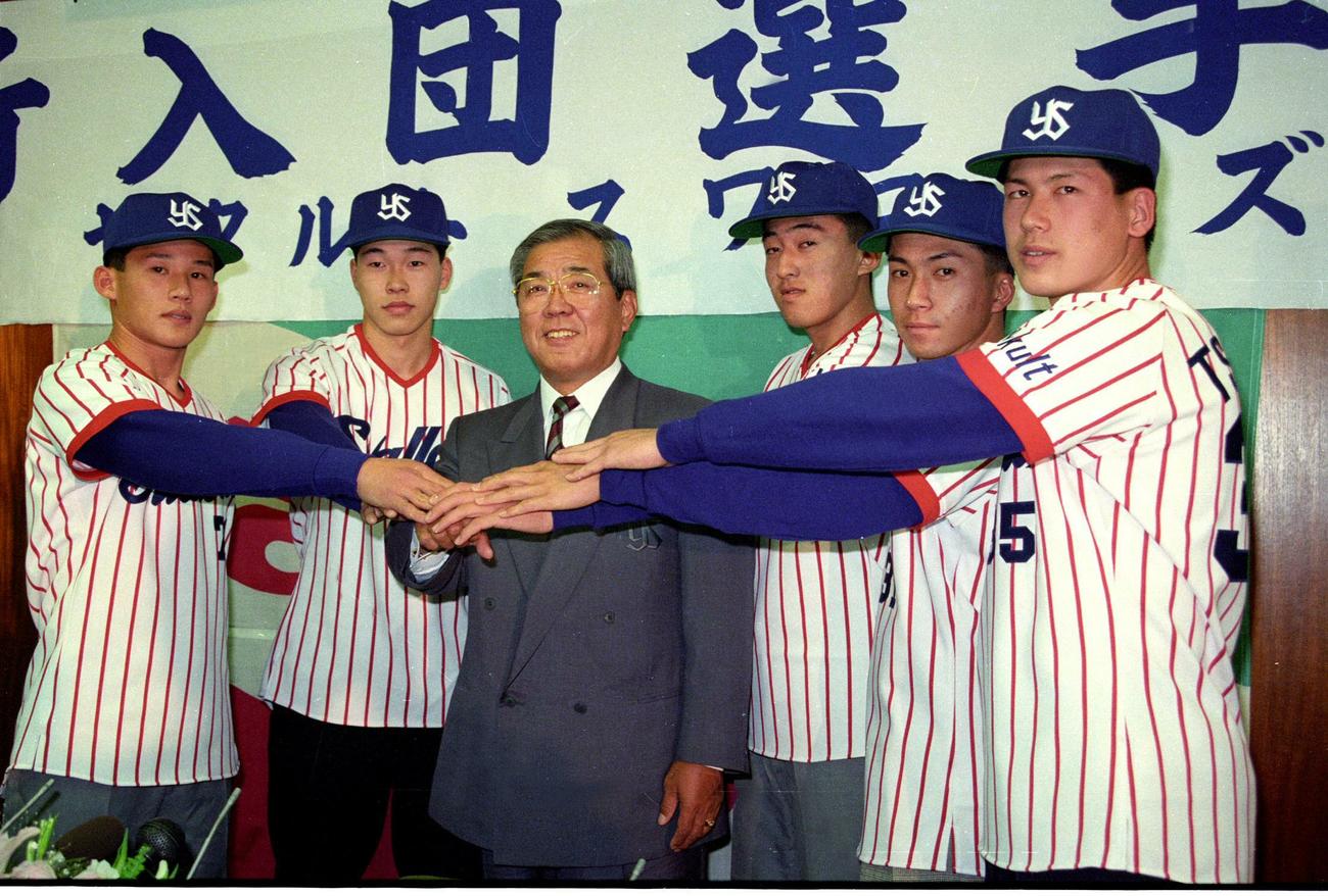ヤクルト入団会見　入団会見に臨む石井一久（右から3人目）ら。中央は野村克也監督　（1991年12月16日）