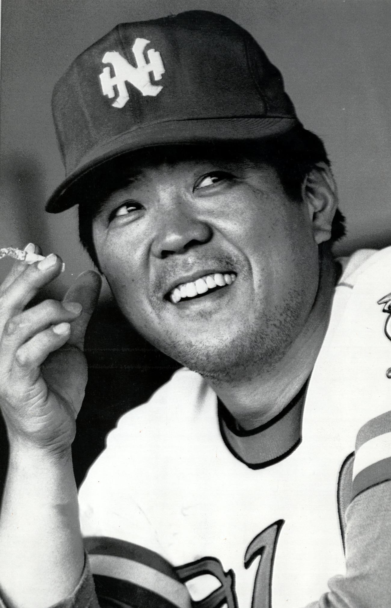 タバコを片手に笑顔をみせる南海時代の野村克也