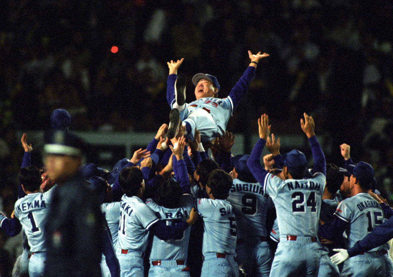ヤクルトリーグ優勝　阪神対ヤクルト　野村克也監督はナインから胴上げされる　1992年10月10日