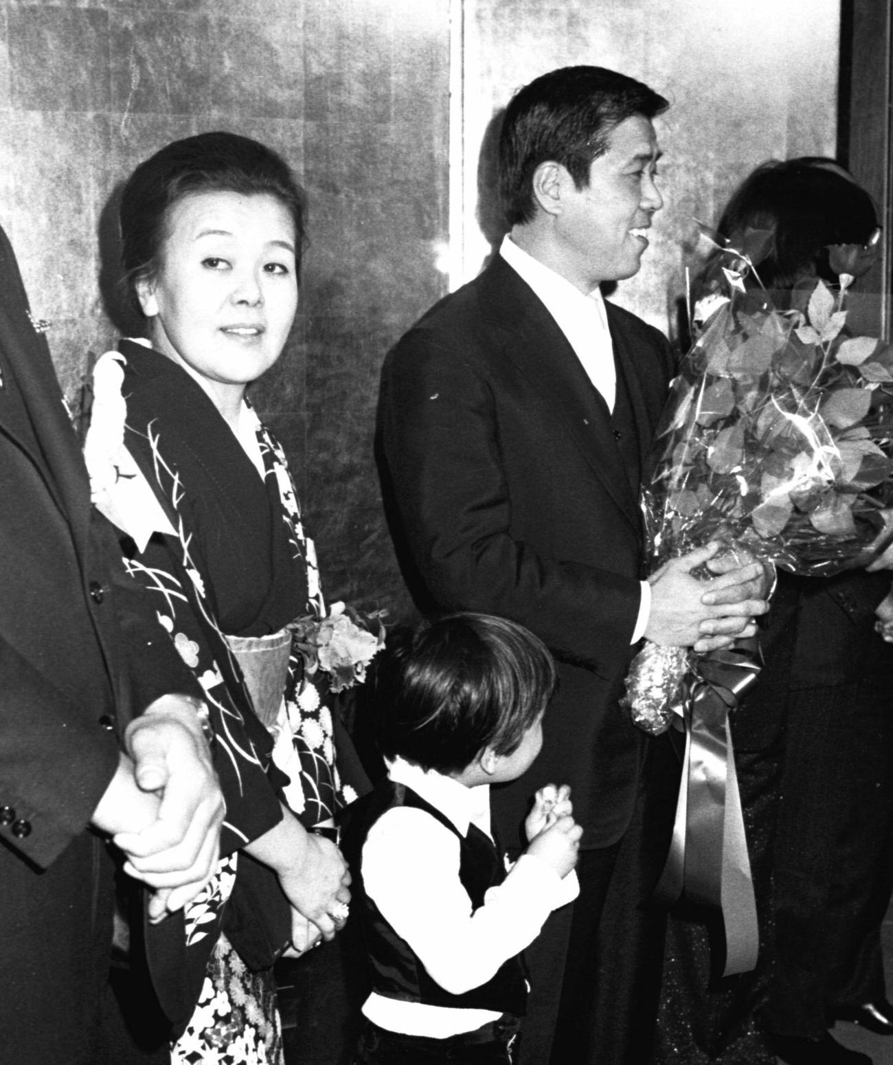 ロッテの野村克也、銀球式で沙知代夫人と（1978.1.25）