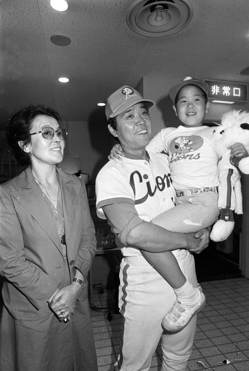 80年8月、3000試合出場を決めた野村（中央）と沙知代夫人（左）と克則