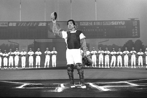 80年の引退式でファンに手を挙げて挨拶する野村克也氏