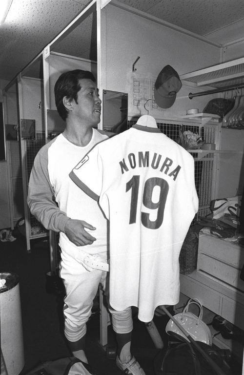 引退式式を終え、ロッカーで背番号19のユニホームに別れを告げる野村克也