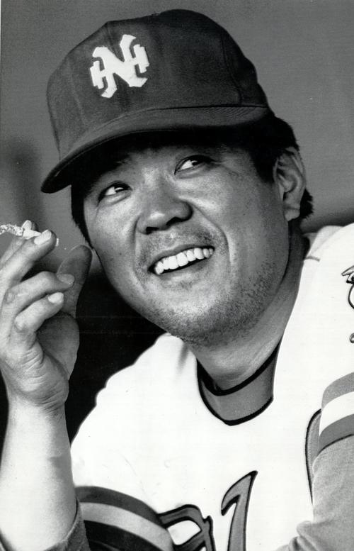 タバコを片手に笑顔をみせる南海時代の野村克也