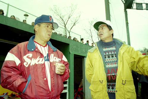 報道陣に囲まれた中で口論する評論家の王氏（右）とヤクルト野村監督　1994年2月19日