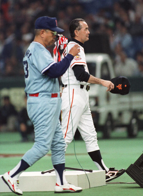 巨人対ヤクルト　開幕戦で顔を合わせた巨人の長嶋茂雄監督（右）とヤクルト野村克也監督　試合前のセレモニーでは視線を合わせることはなかった＝95年4月7日