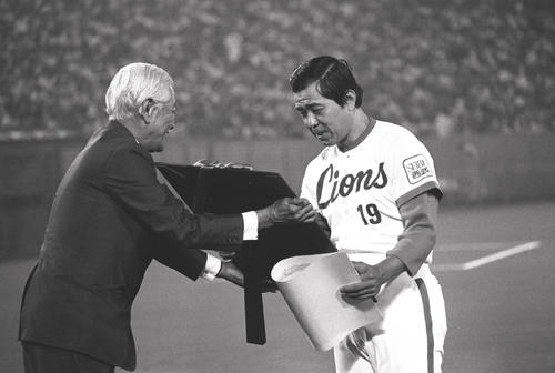 3000試合出場の表彰を受ける野村克也