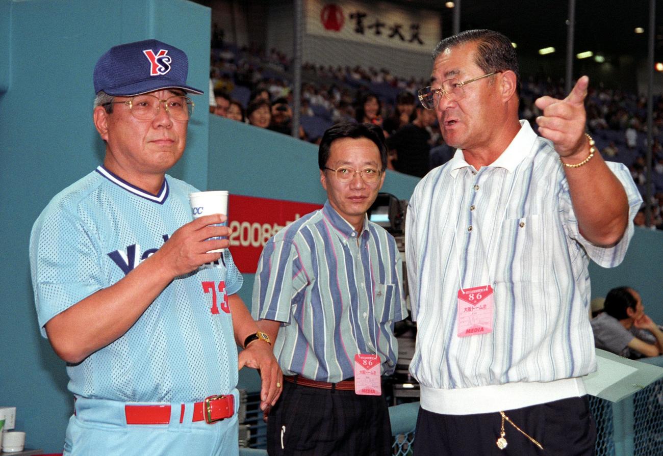 張本勲氏（右）と話するヤクルト・野村克也監督（1997年8月6日撮影）