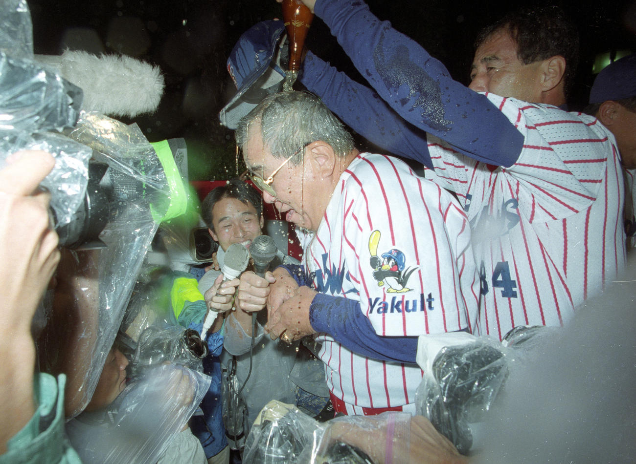 セ・リーグ優勝祝勝会　祝勝会でヤクルト野村克也監督はビールを浴びせられる　1997年10月28日