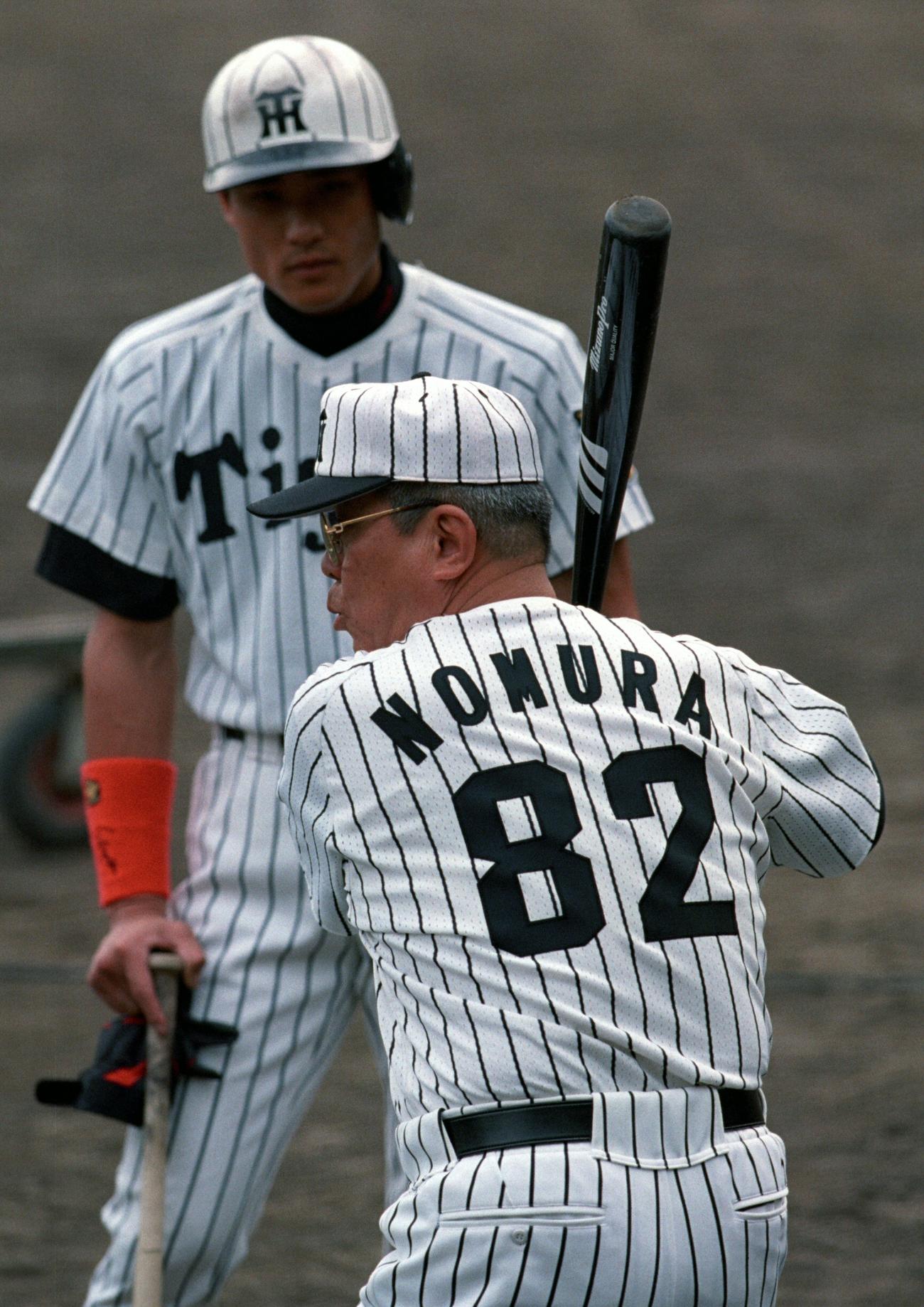 阪神秋季キャンプ　新庄剛志（奥）に打撃指導する野村克也監督（1998年11月5日撮影）