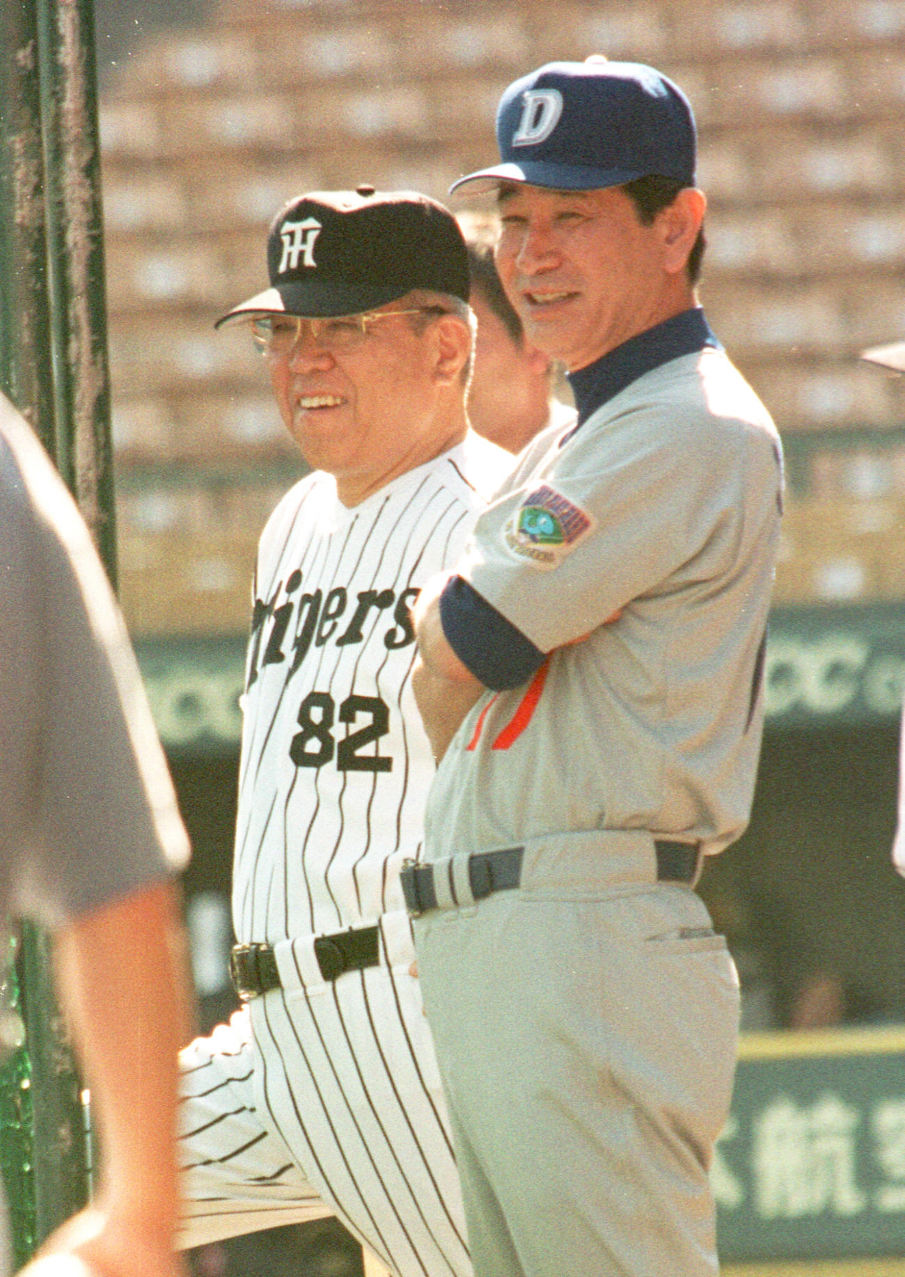 00年6月、阪神野村監督と話す星野氏