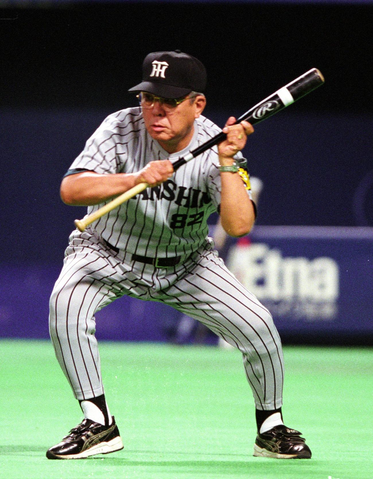 練習中、バントの構えを見せる阪神野村克也監督（2000年8月11日撮影）