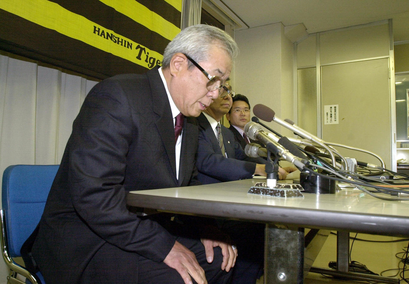 阪神野村克也監督は神妙な面もちで辞任会見を行った(2001年12月6日撮影)
