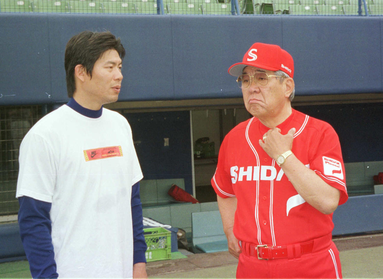 ヤクルト時代の恩師シダックス・野村克也監督（右）の話を聞く中日川崎憲次郎（2003年5月20日撮影）