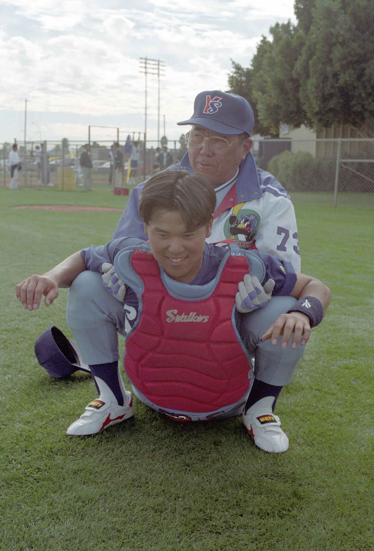 ユマキャンプで息子のカツノリ（野村克則）とストレッチをする野村克也監督　1997年2月10日　