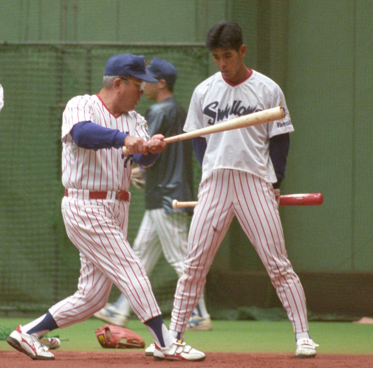 野村克也監督はバットを手に、自ら稲葉篤紀（右）にアドバイス＝1997年5月24日